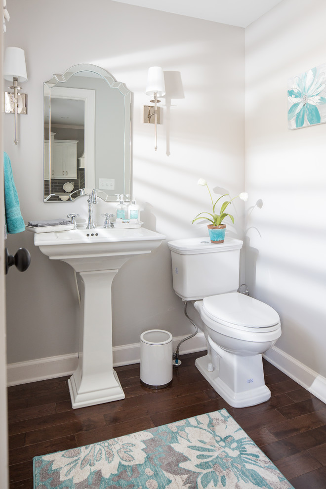 Idéer för ett litet maritimt vit badrum med dusch, med en toalettstol med separat cisternkåpa, vit kakel, porslinskakel, beige väggar, mörkt trägolv, ett piedestal handfat och brunt golv