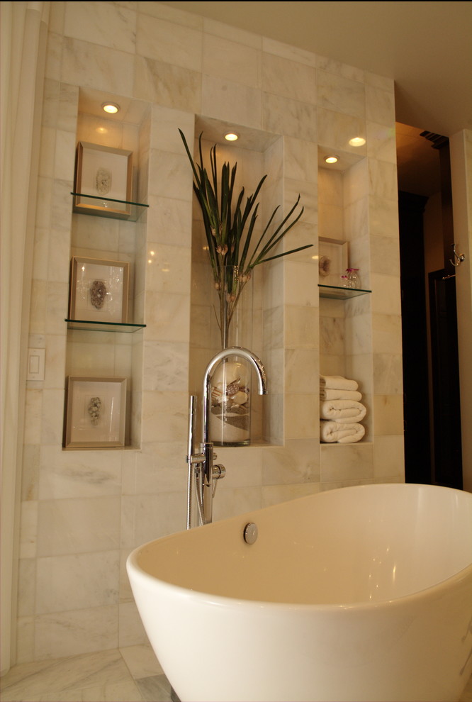 他の地域にあるトランジショナルスタイルのおしゃれなマスターバスルーム (置き型浴槽、ベージュのタイル、磁器タイル、ベージュの壁、磁器タイルの床) の写真