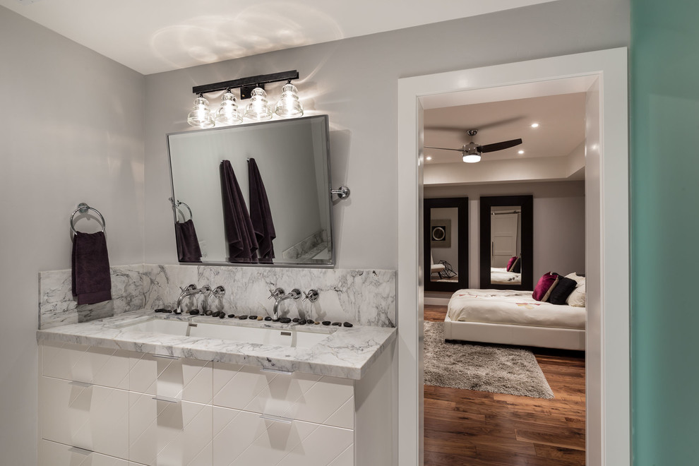 На фото: главная ванная комната в стиле неоклассика (современная классика) с белыми фасадами, серыми стенами и мраморной столешницей с