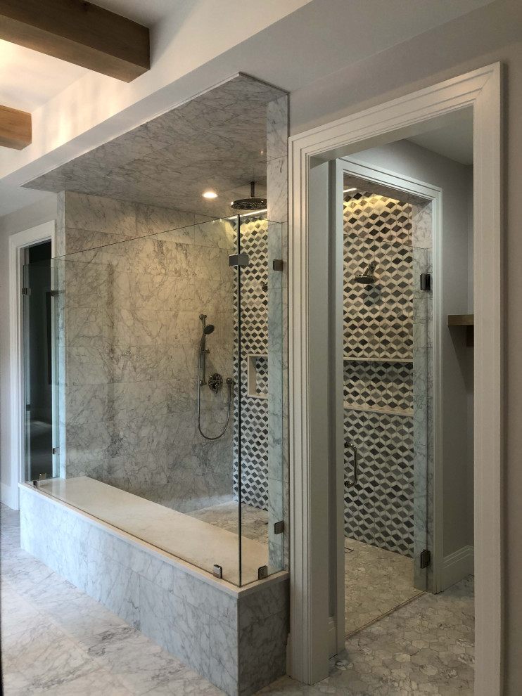Idéer för att renovera ett stort en-suite badrum, med ett fristående badkar, en öppen dusch, beige kakel, grå väggar och dusch med gångjärnsdörr