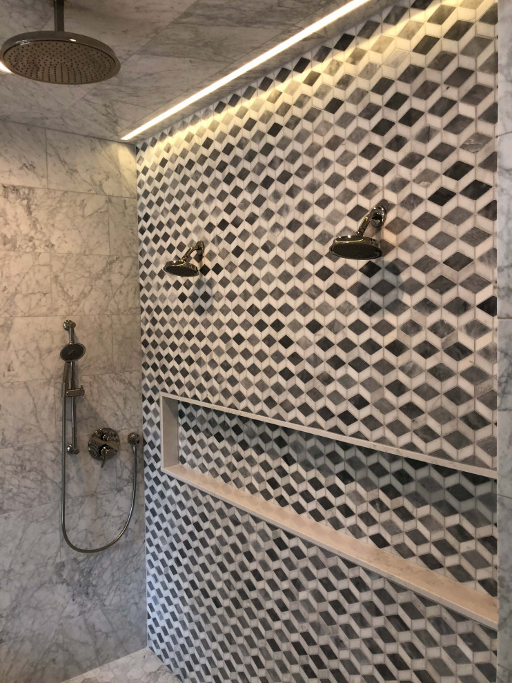 Пример оригинального дизайна: большая главная ванная комната с отдельно стоящей ванной, открытым душем, бежевой плиткой, серыми стенами, душем с распашными дверями, сиденьем для душа, тумбой под две раковины, напольной тумбой и балками на потолке