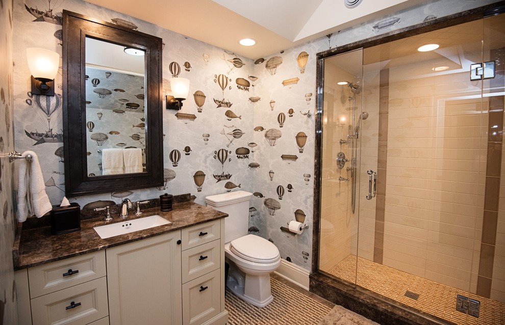 Inredning av ett rustikt mellanstort badrum med dusch, med skåp i shakerstil, vita skåp, en dusch i en alkov, en toalettstol med separat cisternkåpa, blå väggar, klinkergolv i porslin, ett undermonterad handfat, bänkskiva i kvarts, flerfärgat golv och dusch med gångjärnsdörr