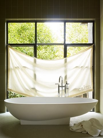Esempio di una grande stanza da bagno padronale moderna con vasca freestanding, piastrelle grigie, piastrelle bianche, piastrelle in gres porcellanato, pareti grigie e pavimento con piastrelle a mosaico