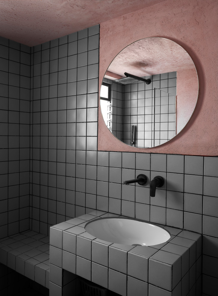 Aménagement d'une salle de bain contemporaine.
