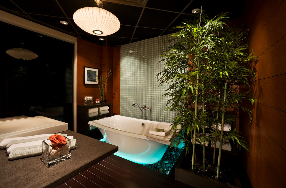 Idées déco pour une salle de bain principale asiatique de taille moyenne avec une baignoire indépendante, une vasque, un mur marron, parquet foncé et un sol marron.
