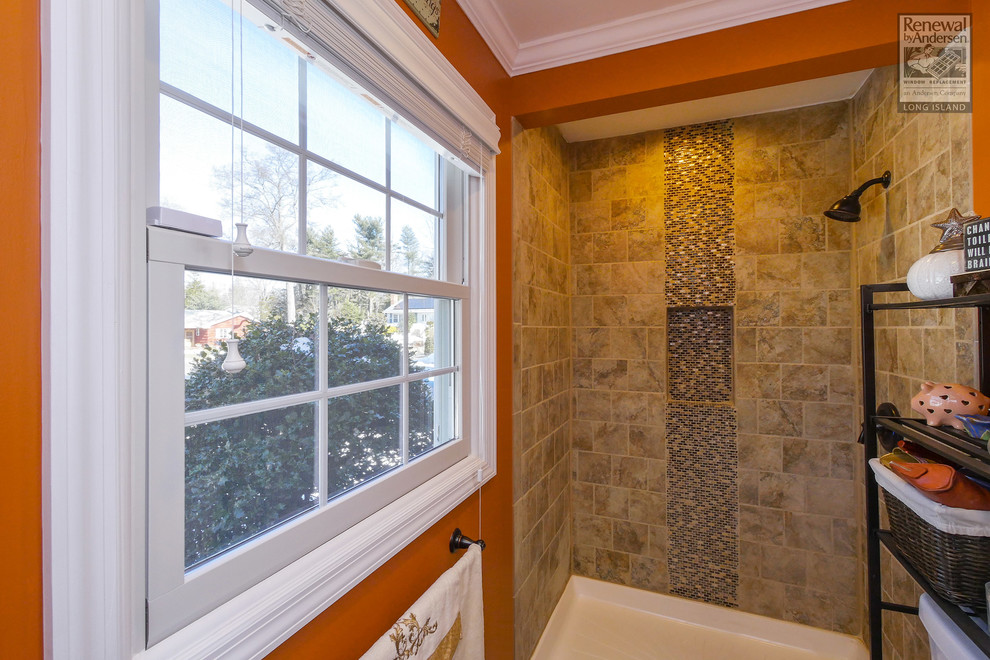 Idee per una piccola stanza da bagno con doccia contemporanea con WC monopezzo, piastrelle marroni, piastrelle in ceramica, pareti arancioni, pavimento in cementine, lavabo da incasso, top in marmo, pavimento beige e doccia aperta