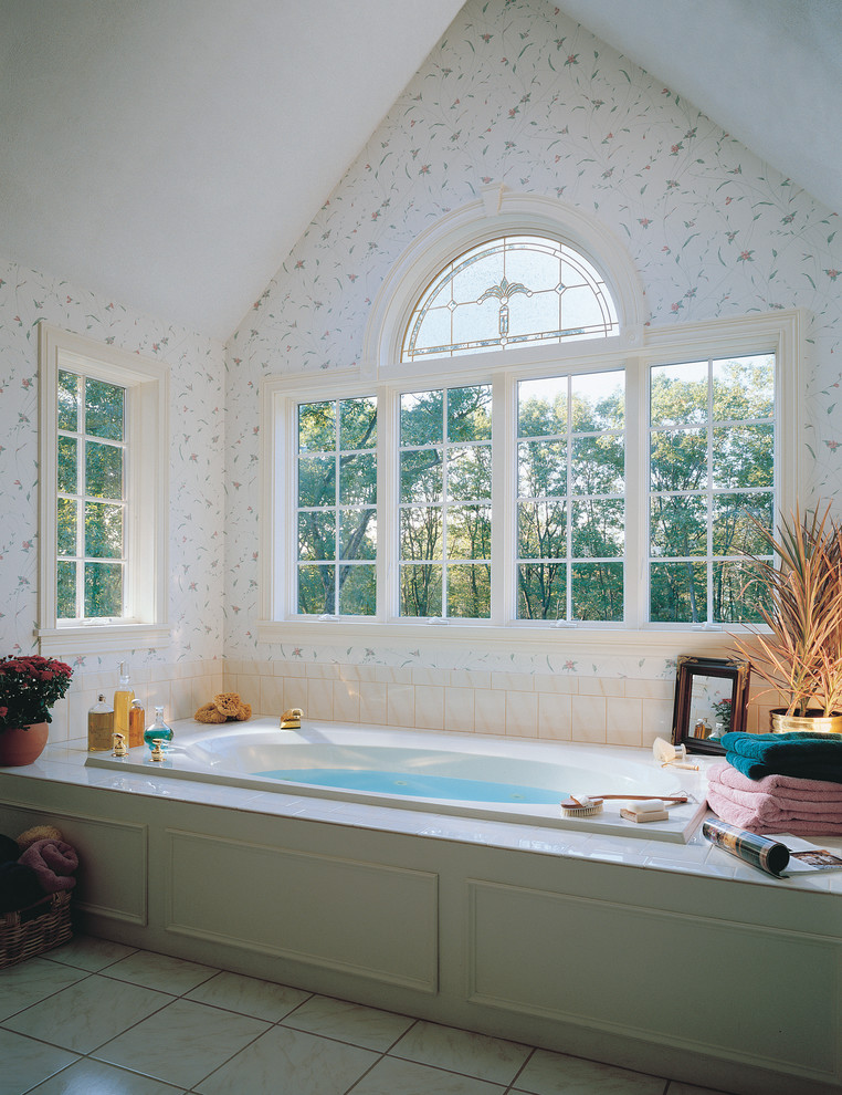 Immagine di una grande stanza da bagno padronale moderna con vasca idromassaggio, piastrelle beige e pareti bianche