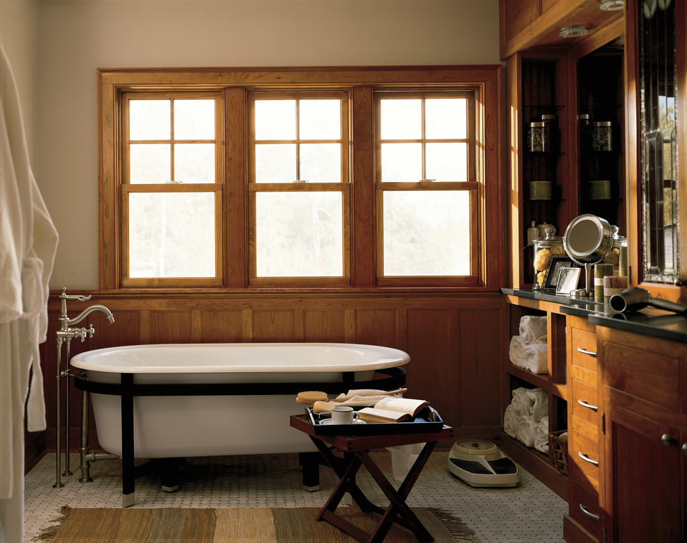 Inredning av ett rustikt stort en-suite badrum, med bruna skåp, en jacuzzi, beige kakel, vita väggar och mosaikgolv