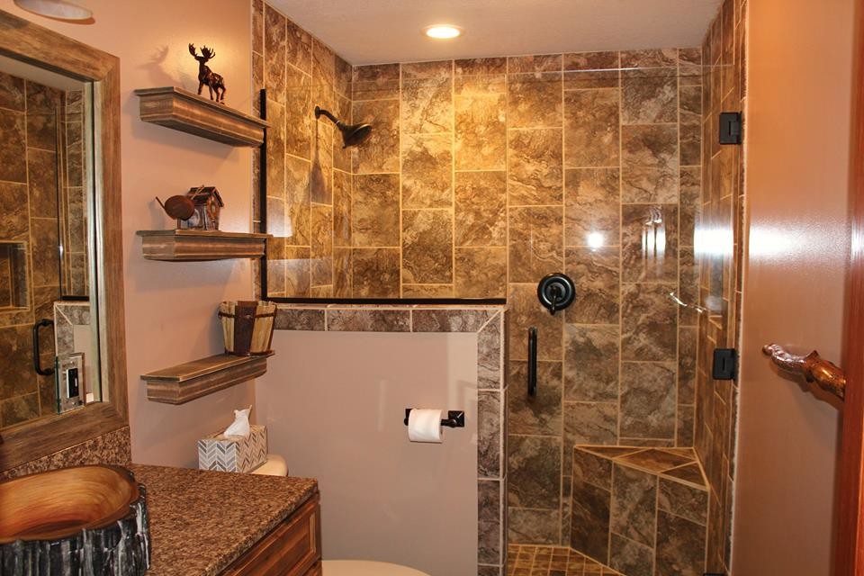 Exempel på ett mellanstort amerikanskt en-suite badrum, med luckor med upphöjd panel, skåp i mörkt trä, en öppen dusch, en toalettstol med separat cisternkåpa, beige kakel, brun kakel, porslinskakel, beige väggar, ett fristående handfat, granitbänkskiva och med dusch som är öppen
