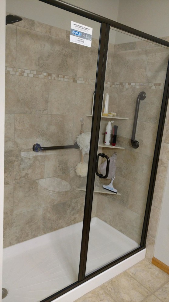 Свежая идея для дизайна: главная ванная комната среднего размера в классическом стиле с накладной ванной, душем в нише, раздельным унитазом, белой плиткой, керамогранитной плиткой, белыми стенами, полом из керамической плитки, белым полом и душем с распашными дверями - отличное фото интерьера