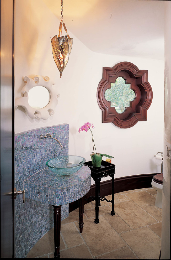 На фото: ванная комната в стиле фьюжн с настольной раковиной, столешницей из плитки, синей плиткой, плиткой мозаикой и белыми стенами
