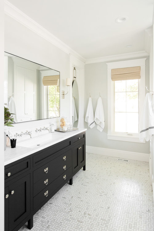 Ispirazione per una grande stanza da bagno padronale stile marinaro con ante nere, pareti bianche, lavabo a consolle e pavimento bianco