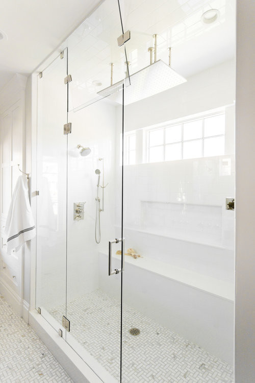 Источник вдохновения для домашнего уюта: большая главная ванная комната в морском стиле с черными фасадами, душем в нише, белыми стенами, консольной раковиной, белым полом и душем с распашными дверями