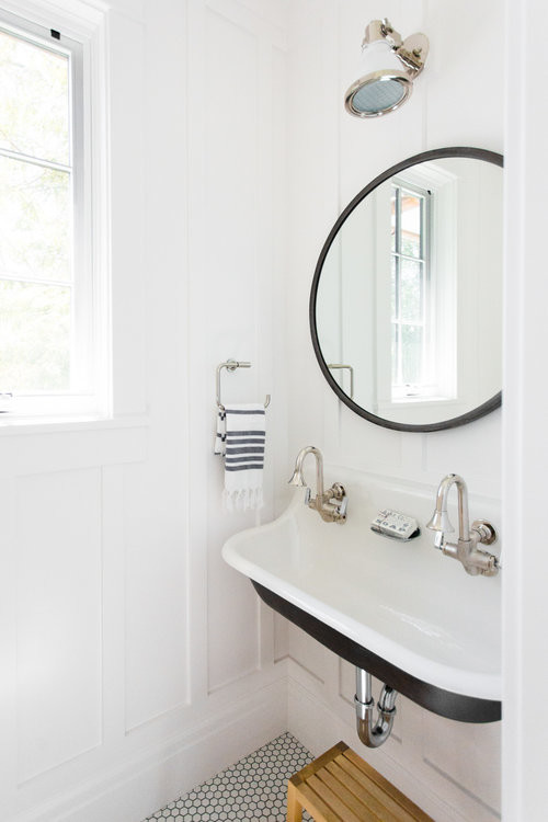 Foto de cuarto de baño marinero pequeño con paredes blancas, lavabo suspendido y suelo blanco