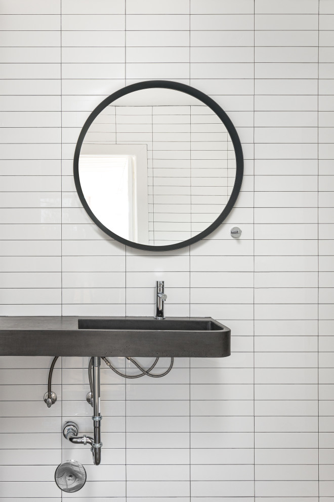 Idee per una stanza da bagno minimalista di medie dimensioni con doccia aperta, piastrelle bianche, top in cemento, top nero, un lavabo e mobile bagno sospeso