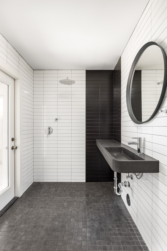 Стильный дизайн: ванная комната среднего размера в стиле модернизм с столешницей из бетона, черной столешницей, тумбой под одну раковину, душем без бортиков, черно-белой плиткой, полом из мозаичной плитки, подвесной раковиной, серым полом и открытым душем - последний тренд