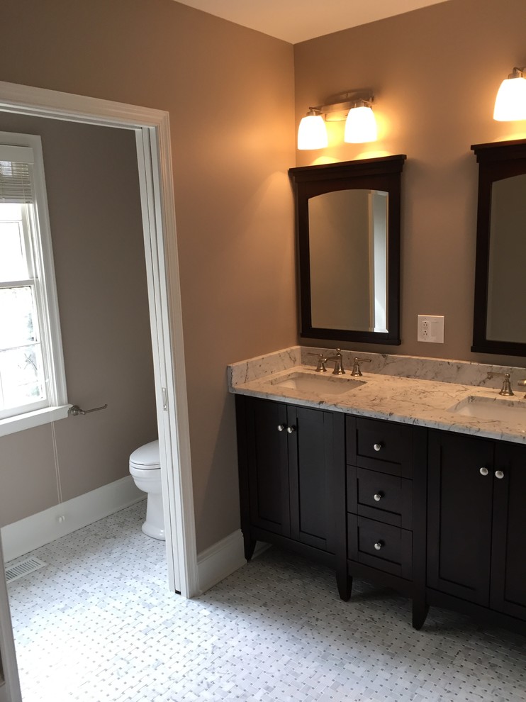 Inspiration för stora klassiska en-suite badrum, med skåp i mörkt trä, svart och vit kakel, marmorkakel, mosaikgolv, ett undermonterad handfat, marmorbänkskiva, skåp i shakerstil och bruna väggar
