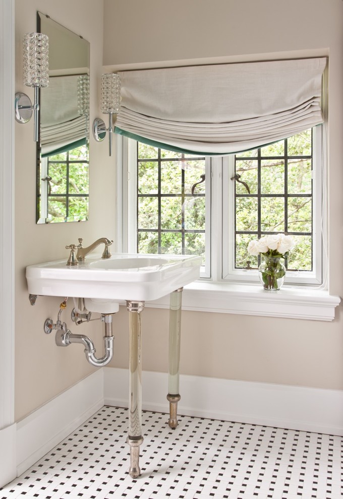 Ejemplo de cuarto de baño tradicional con lavabo con pedestal y baldosas y/o azulejos de porcelana