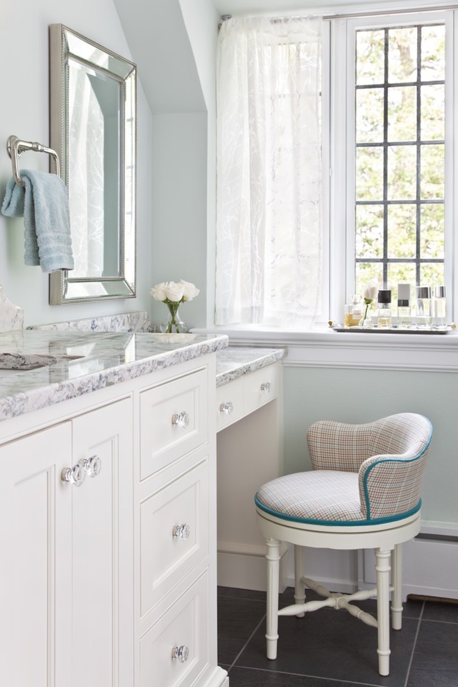 リッチモンドにあるトラディショナルスタイルのおしゃれなマスターバスルーム (白いキャビネット、御影石の洗面台、ダブルシャワー、磁器タイル) の写真