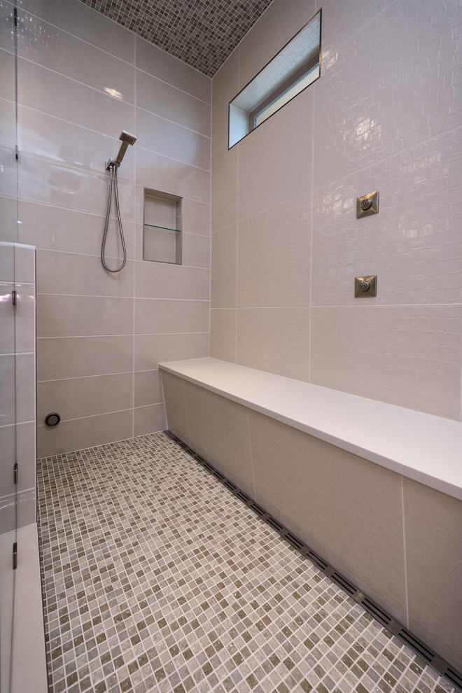 Idee per una grande stanza da bagno padronale contemporanea con doccia doppia e pavimento in travertino