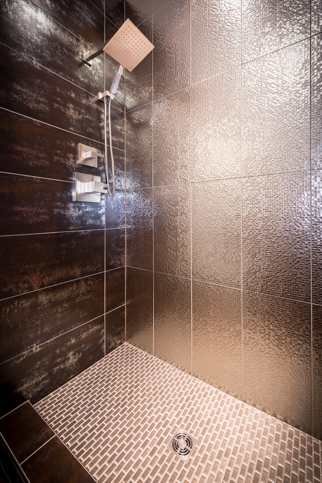 Immagine di una stanza da bagno con doccia con piastrelle marroni e piastrelle in metallo