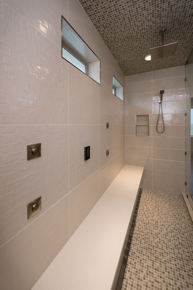Großes Modernes Badezimmer En Suite mit Doppeldusche und Travertin in Denver