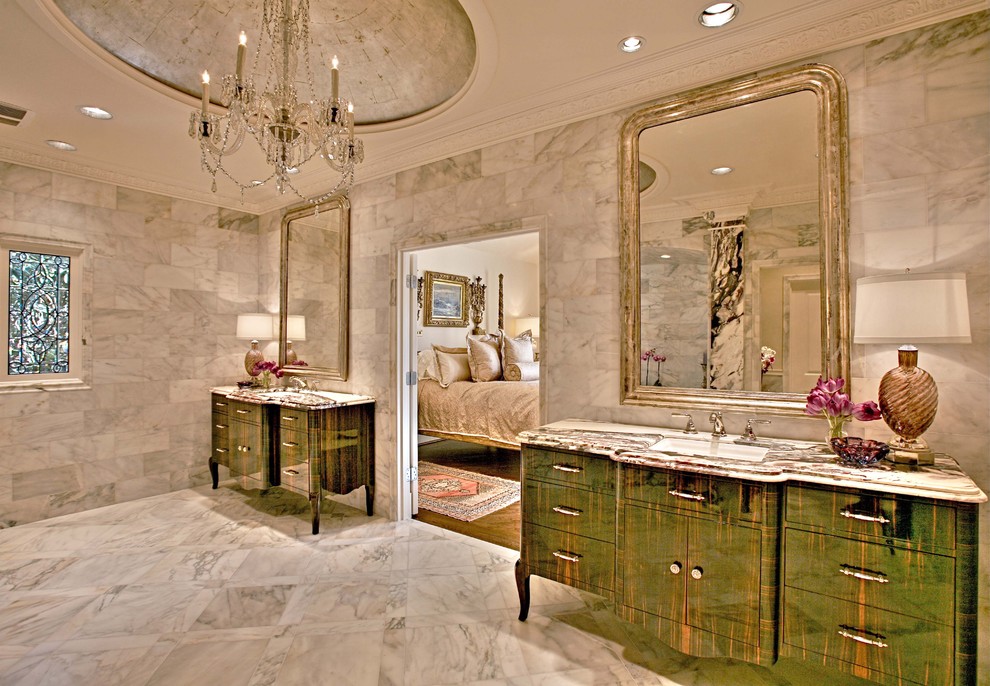 Идея дизайна: ванная комната в классическом стиле с врезной раковиной, белой плиткой, мраморной плиткой и плоскими фасадами
