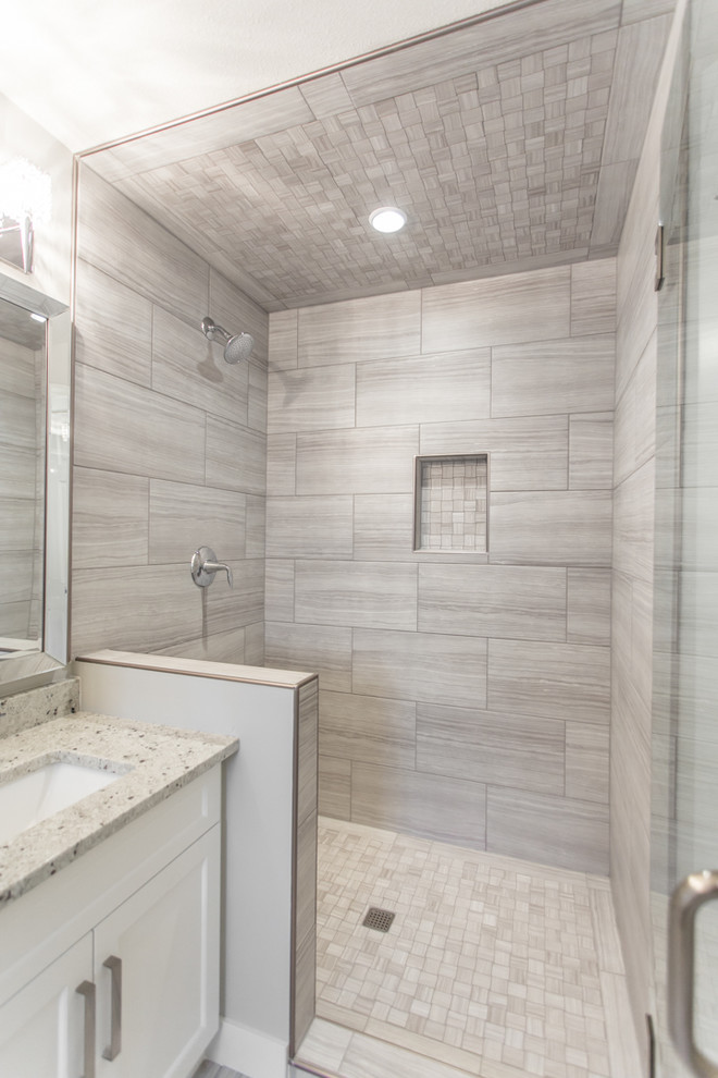 Пример оригинального дизайна: главная ванная комната среднего размера в стиле модернизм с фасадами в стиле шейкер, белыми фасадами, накладной ванной, угловым душем, унитазом-моноблоком, серыми стенами, врезной раковиной и столешницей из гранита