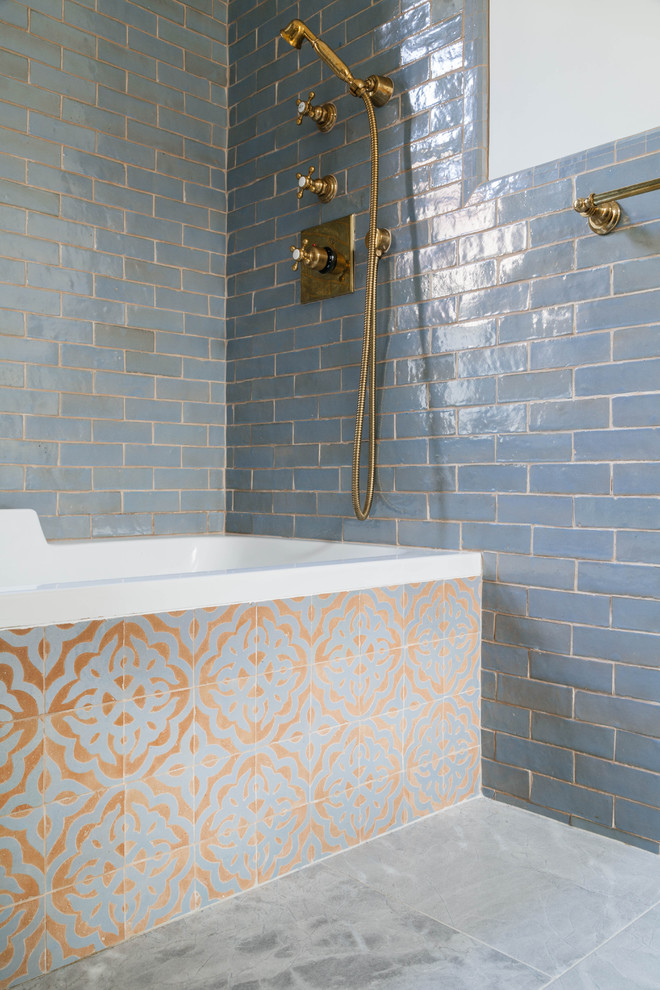 Идея дизайна: ванная комната среднего размера в современном стиле с накладной ванной, душем над ванной, инсталляцией, синей плиткой, керамической плиткой, синими стенами, мраморным полом, раковиной с пьедесталом, серым полом, шторкой для ванной и белой столешницей