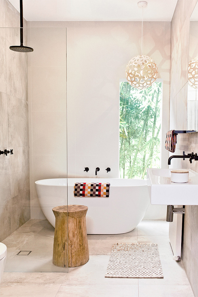 Свежая идея для дизайна: ванная комната среднего размера в современном стиле с подвесной раковиной, отдельно стоящей ванной, открытым душем и открытым душем - отличное фото интерьера