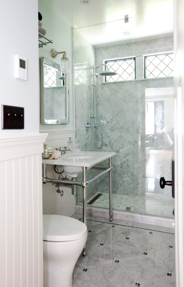 Immagine di una stanza da bagno con doccia tradizionale con lavabo sottopiano, top in marmo, doccia alcova, WC a due pezzi, piastrelle bianche, piastrelle in pietra, pareti blu e pavimento in marmo