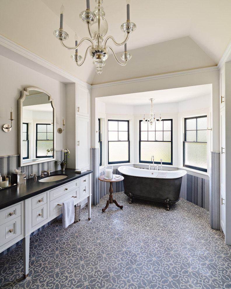 Пример оригинального дизайна: большая главная ванная комната в современном стиле с фасадами с утопленной филенкой, белыми фасадами, ванной на ножках, серыми стенами, полом из керамогранита, врезной раковиной и столешницей из талькохлорита