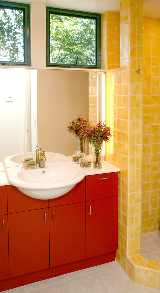 Immagine di una stanza da bagno minimal con lavabo sospeso, ante lisce, ante rosse, top in superficie solida, doccia ad angolo, piastrelle gialle, piastrelle in gres porcellanato, pareti bianche e pavimento in gres porcellanato