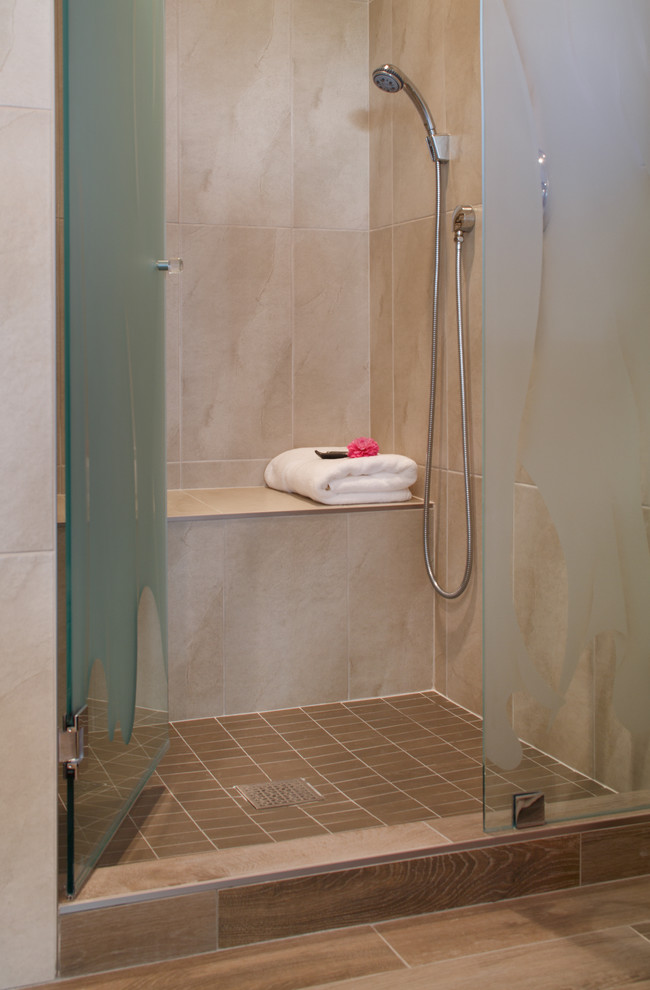 Idee per una stanza da bagno padronale minimal di medie dimensioni con doccia alcova, piastrelle beige, piastrelle in gres porcellanato e pavimento in gres porcellanato