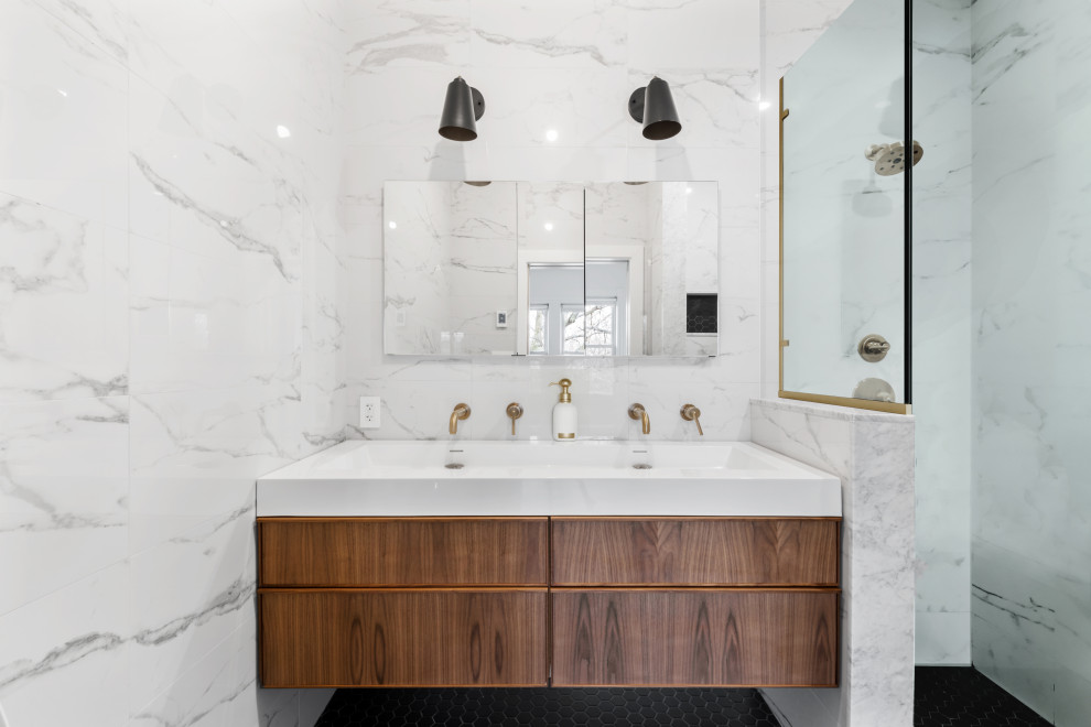 Cette photo montre une salle de bain principale chic en bois foncé de taille moyenne avec un carrelage blanc, des carreaux de céramique, meuble double vasque et meuble-lavabo suspendu.