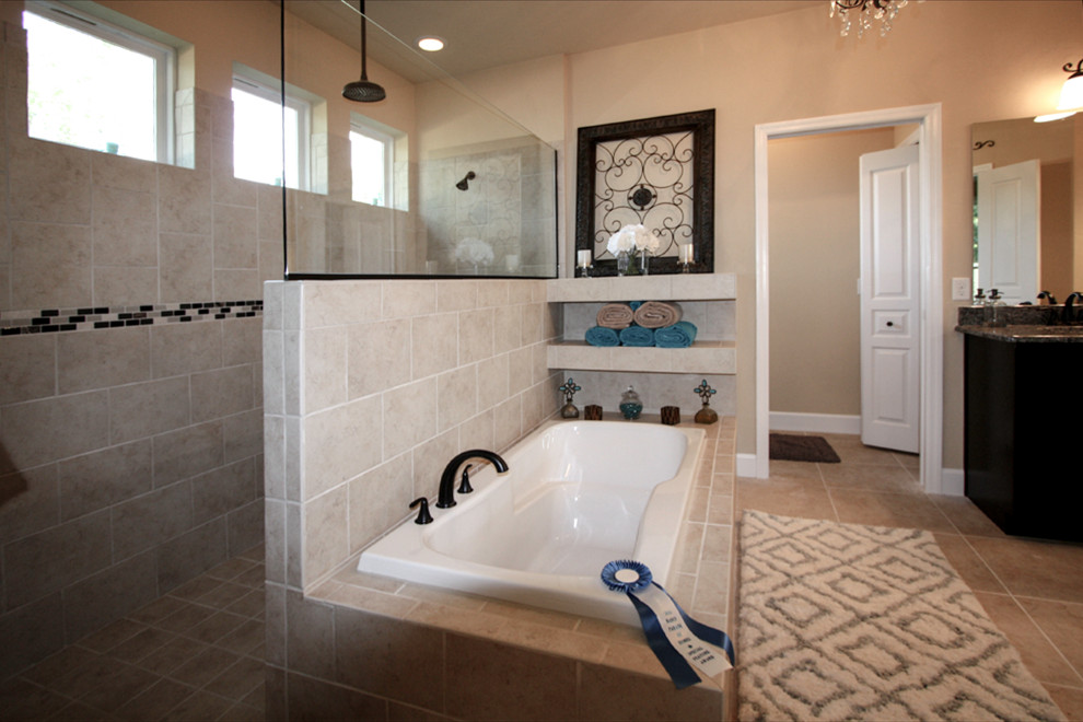 Klassisk inredning av ett stort brun brunt en-suite badrum, med skåp i shakerstil, skåp i mörkt trä, ett platsbyggt badkar, en öppen dusch, beige kakel, keramikplattor, beige väggar, klinkergolv i porslin, granitbänkskiva, beiget golv och med dusch som är öppen