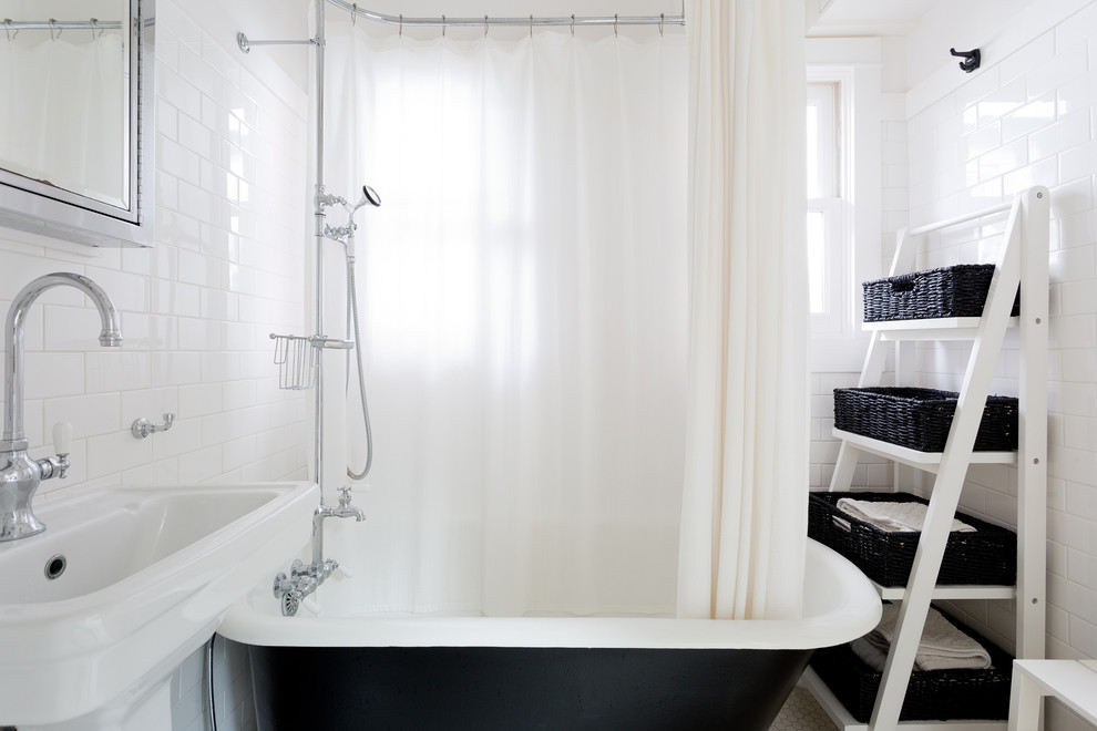 Пример оригинального дизайна: ванная комната в классическом стиле с отдельно стоящей ванной, душем над ванной, белой плиткой, плиткой кабанчик, белыми стенами, раковиной с пьедесталом, белым полом и шторкой для ванной