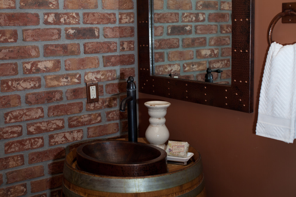 Cette photo montre une salle de bain montagne en bois vieilli de taille moyenne avec une vasque.