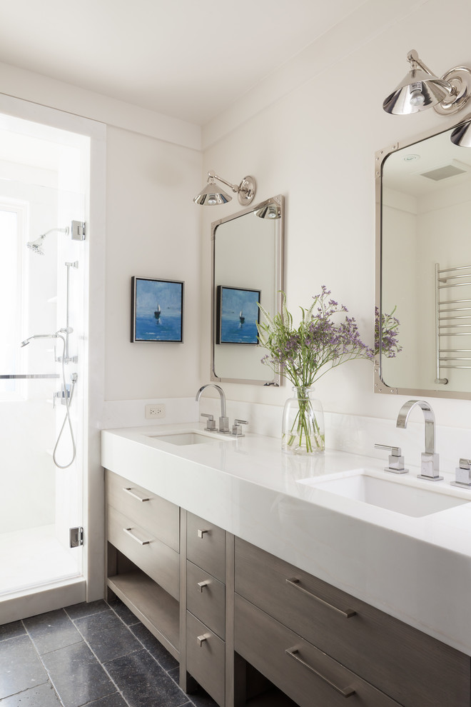 Foto de cuarto de baño minimalista de tamaño medio con armarios con paneles lisos, puertas de armario de madera en tonos medios, ducha empotrada, paredes blancas, aseo y ducha y lavabo bajoencimera