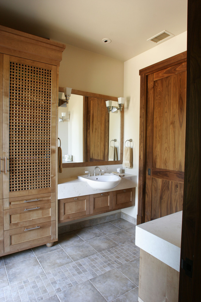 Foto de cuarto de baño blanco y madera rural con lavabo sobreencimera