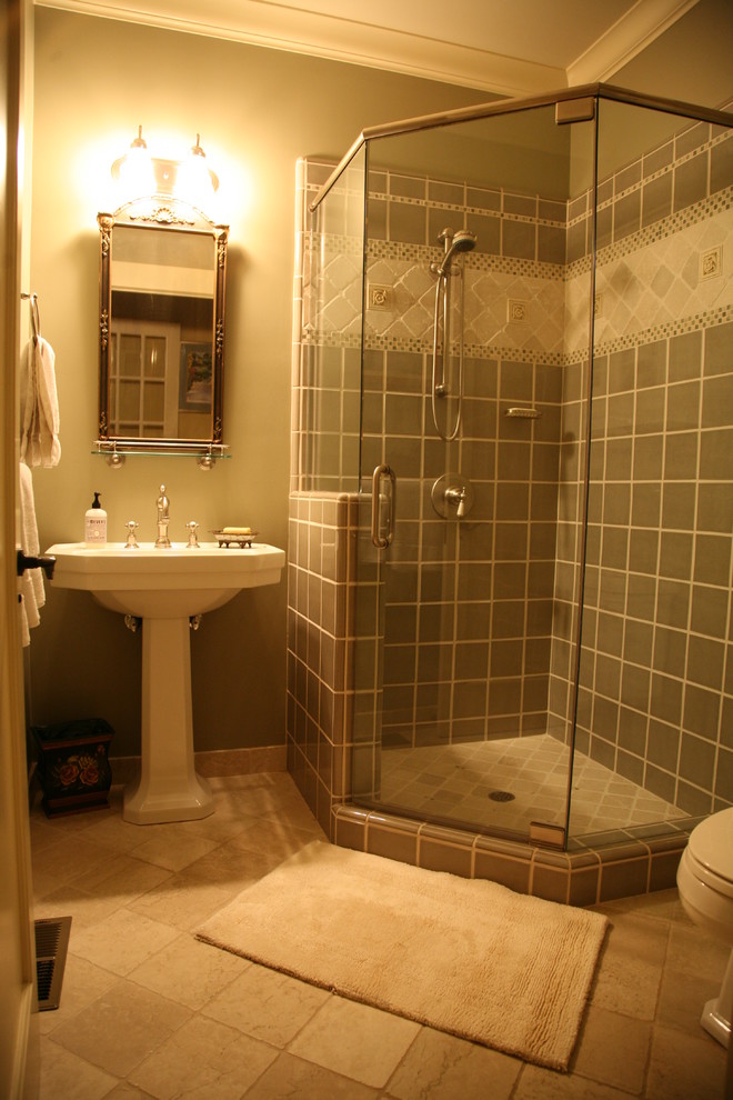 Idéer för mellanstora vintage badrum med dusch, med ett piedestal handfat, en hörndusch, en toalettstol med hel cisternkåpa, grön kakel, keramikplattor, gröna väggar och marmorgolv