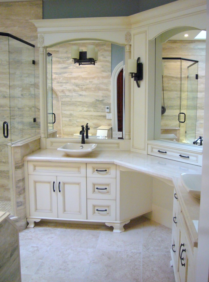Foto de cuarto de baño principal clásico grande con lavabo sobreencimera, armarios tipo mueble, puertas de armario con efecto envejecido, encimera de mármol, ducha esquinera, baldosas y/o azulejos beige, baldosas y/o azulejos de piedra, suelo de mármol y paredes grises