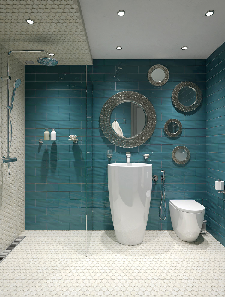 Esempio di una stanza da bagno con doccia chic di medie dimensioni con doccia aperta, piastrelle blu, piastrelle in gres porcellanato, pareti blu, pavimento con piastrelle a mosaico e lavabo a colonna