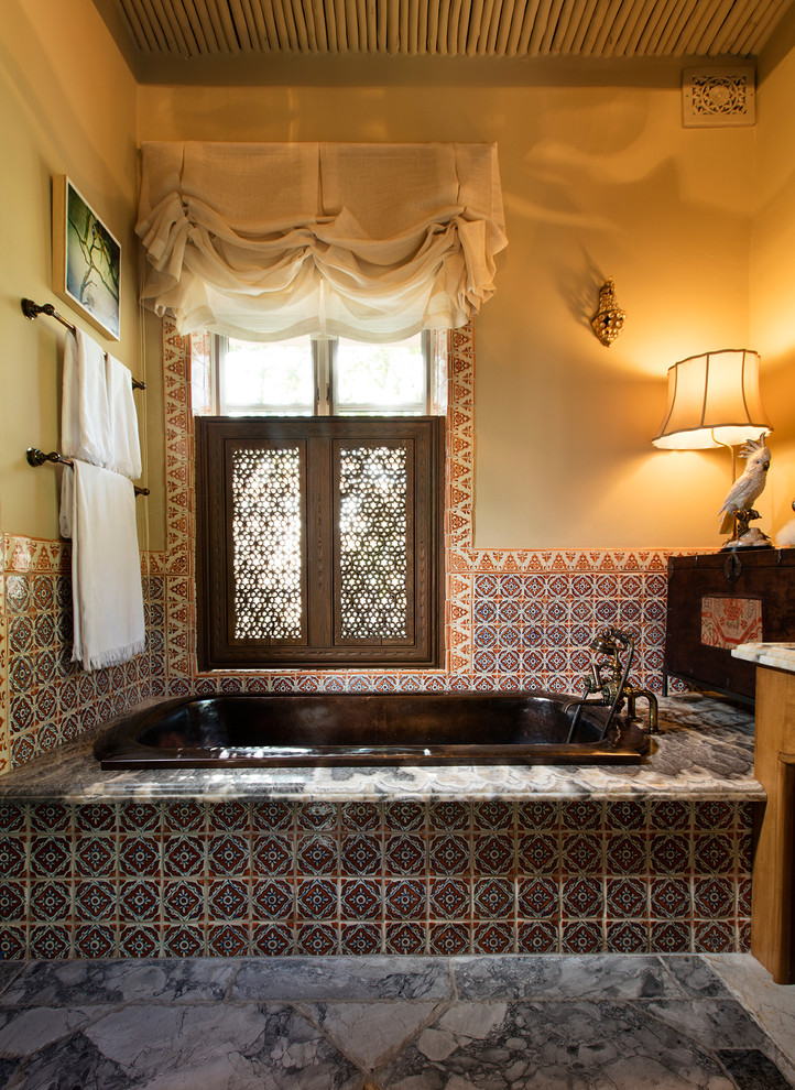 Modelo de cuarto de baño rectangular mediterráneo con bañera encastrada, baldosas y/o azulejos multicolor, baldosas y/o azulejos de cerámica y paredes beige