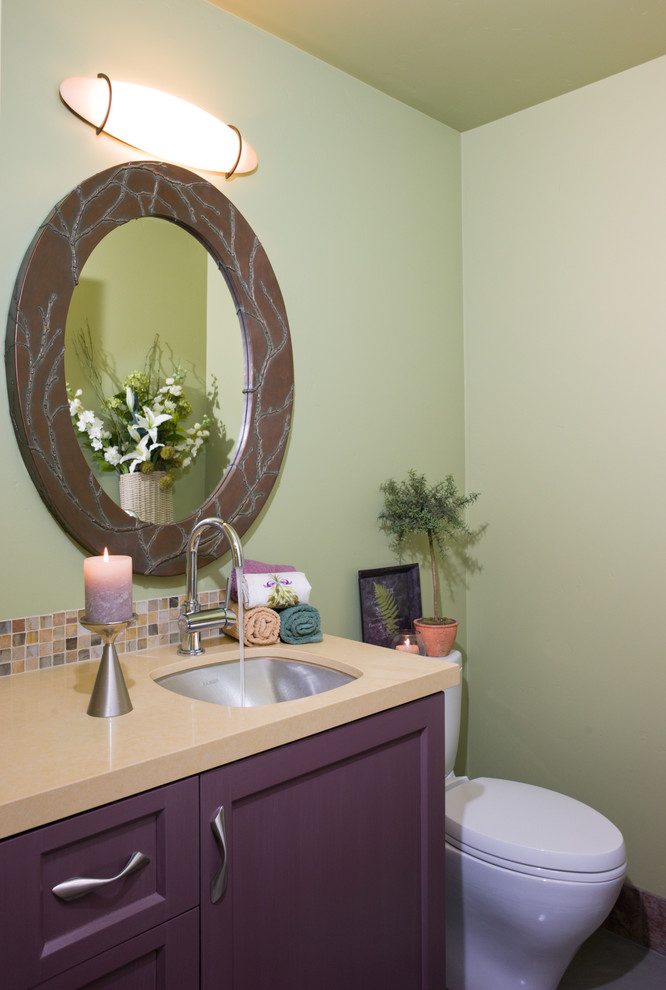 サンフランシスコにある小さな地中海スタイルのおしゃれな浴室 (アンダーカウンター洗面器、シェーカースタイル扉のキャビネット、クオーツストーンの洗面台、一体型トイレ	、マルチカラーのタイル、緑の壁) の写真