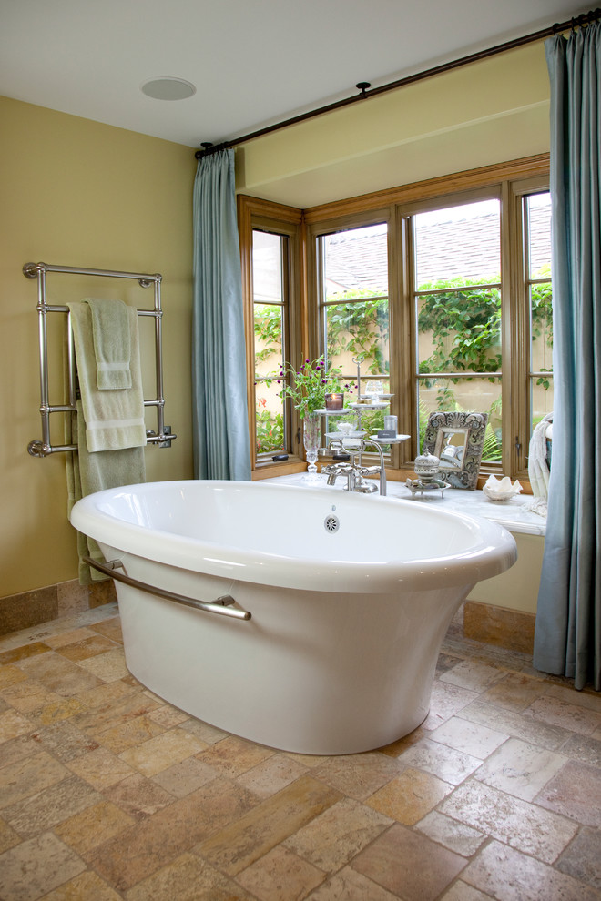 Diseño de cuarto de baño tradicional con bañera exenta y armarios estilo shaker