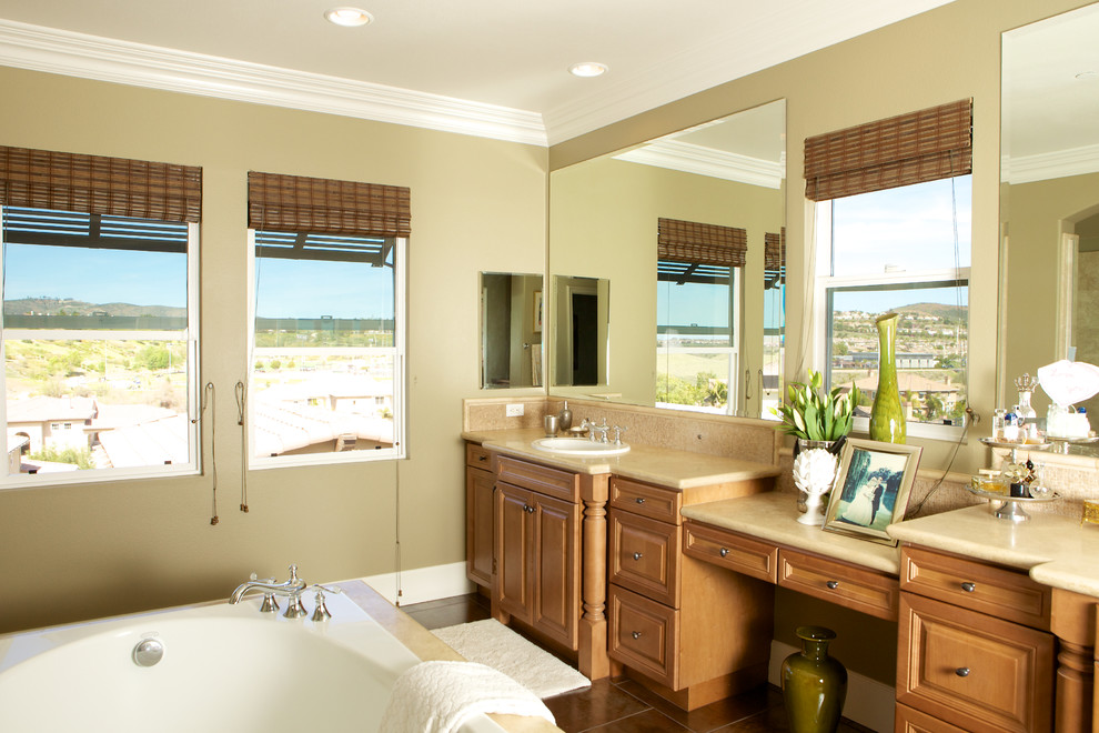 Exempel på ett klassiskt en-suite badrum, med ett nedsänkt handfat, luckor med profilerade fronter, skåp i ljust trä, ett platsbyggt badkar och beige väggar