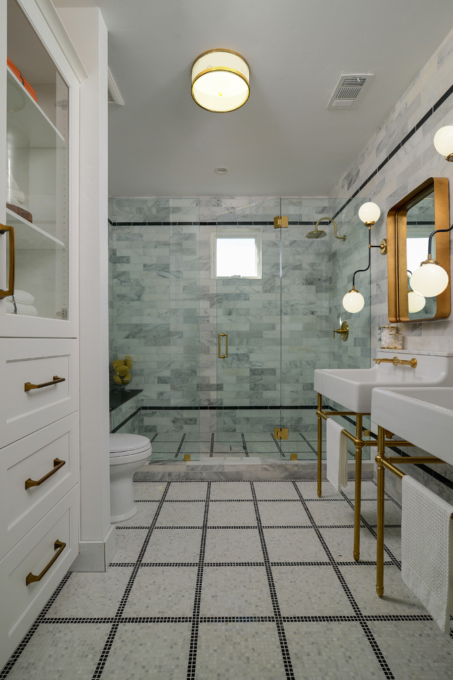 Diseño de cuarto de baño clásico renovado con ducha empotrada, baldosas y/o azulejos grises, baldosas y/o azulejos blancos, paredes grises, suelo con mosaicos de baldosas, lavabo suspendido, suelo blanco y ducha con puerta con bisagras