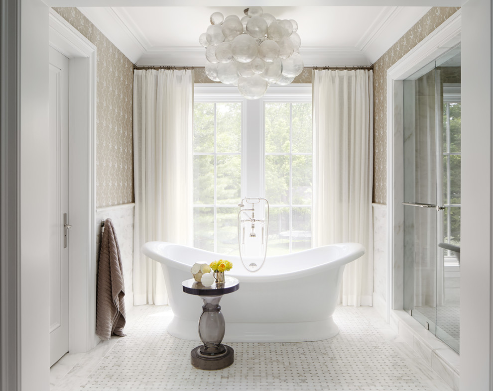 Exemple d'une douche en alcôve chic avec une baignoire indépendante, un carrelage blanc et un mur gris.