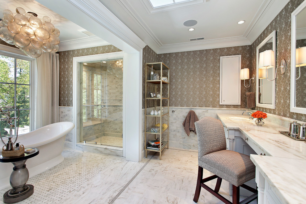 Imagen de cuarto de baño clásico renovado con bañera exenta y ventanas